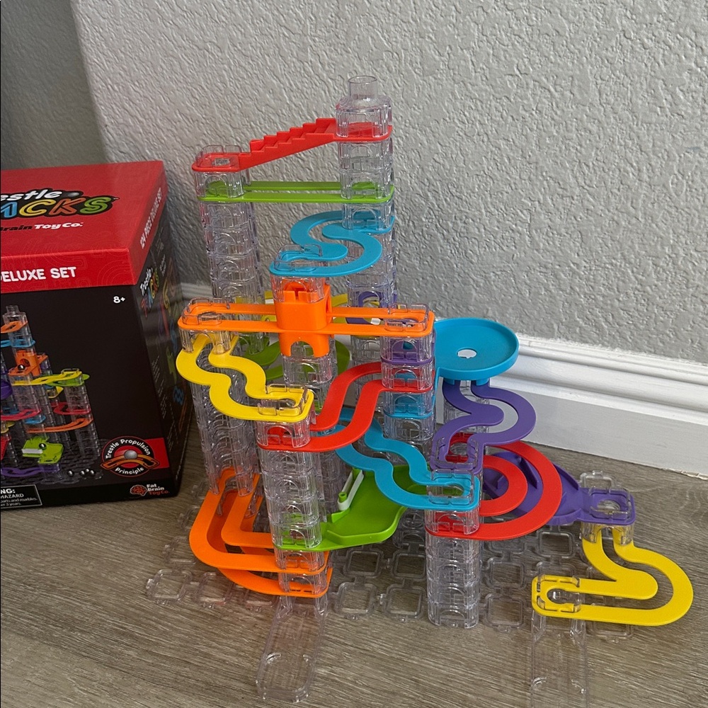 Fat Brain Toys Trestle Tracks Marble Run 124 Piece Deluxe Set